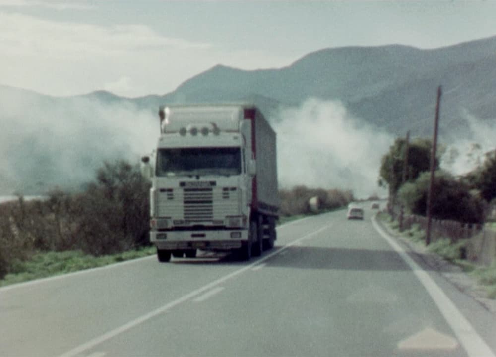 un camion roule sur une route