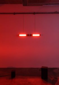 Kévin Blinderman, X, 2020, radiateurs à infrarouges, (63x19x19 cm), Centre d’art Ygrec-ENSAPC, Aubervilliers, France © Objets pointus