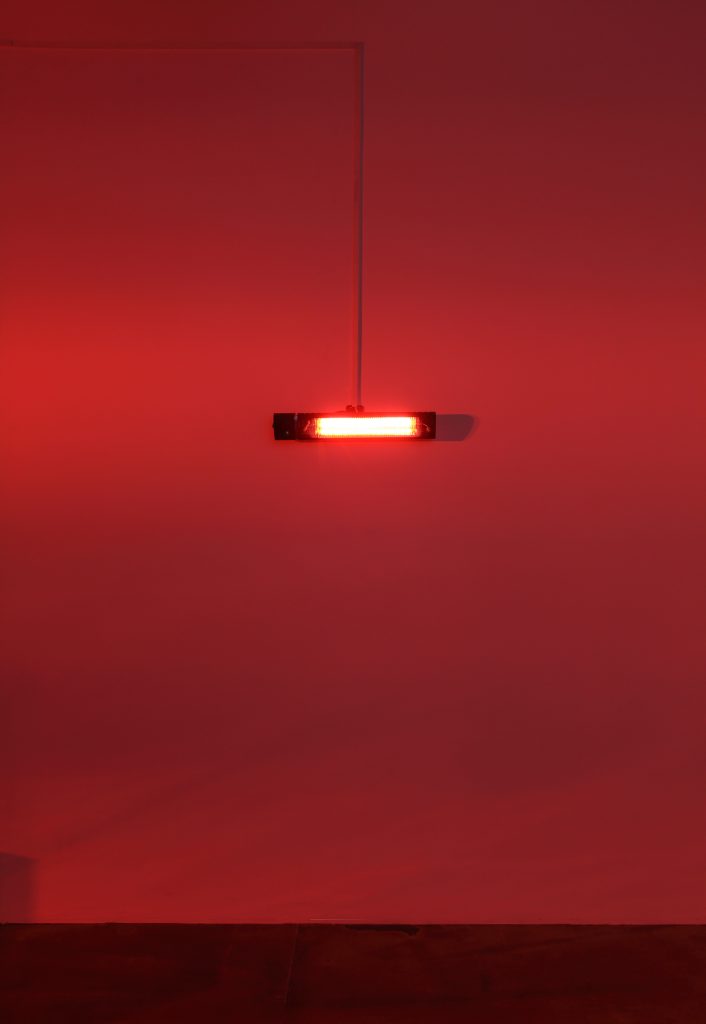 Kévin Blinderman, X, 2020, radiateurs à infrarouges, (63x19x19 cm), Centre d’art Ygrec-ENSAPC, Aubervilliers, France © Objets pointus