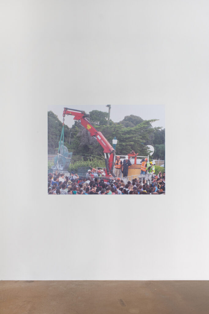 Ângela Ferreira, structures et gestes — Indépendance Cha Cha & #BucketsystemMustFall, vue d'installation, Ygrec-ENSAPC. © Margot Montigny