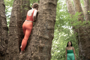 Tree.0 (Elisabeth Banom, Kathryn Marshall, Martijn Van Elferen), Bouture Future: A Hacker’s Guide to the Forest, dans le cadre du parcours artistique Axe Majeur, 2023. Photo : Nadezhda Ermakova. Courtesy ENSAPC.